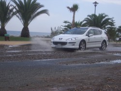 El río Vélez se desborda en su desembocadura y obliga al desalojo de más de 1.000 personas